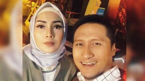 Ini Yang Bikin Istri Arie Untung Mantap Berhijab Fajar