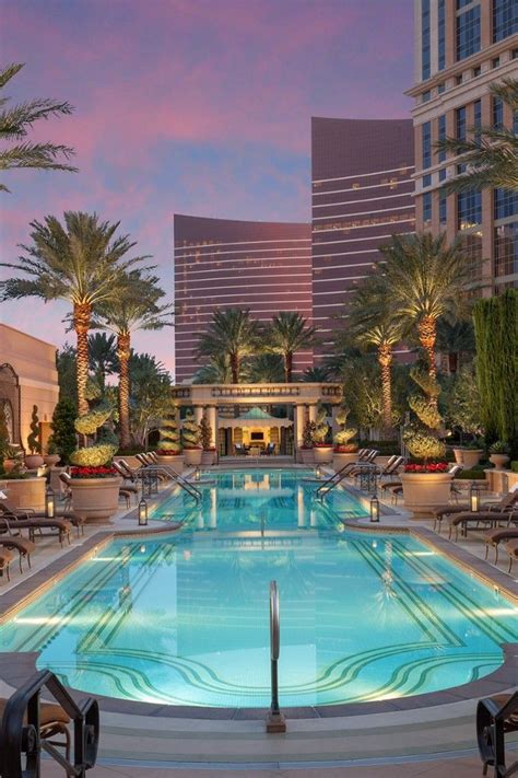 Hang With The A Listers At The Hip Pool Scene Jetsetter The Palazzo