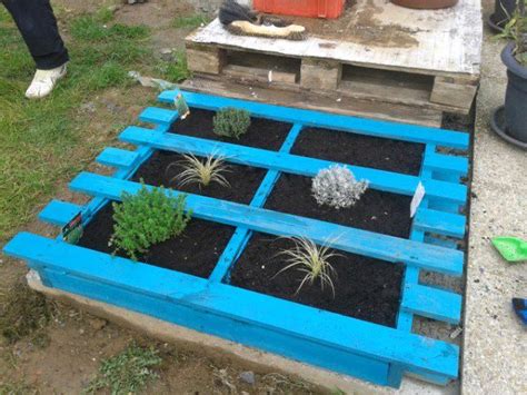 I've been a fan of pallets for the longest time because there are so many projects you can do with them. 5 DIY Garden Ideas for Wood Pallets | The Garden Glove