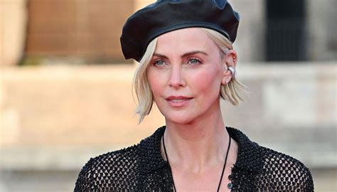 Charlize Theron Denies She S Had Bad Plastic Surgery Says She S Simply