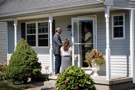 Jehovahs Witnesses Return To Knocking On Doors Bringing ‘good News In