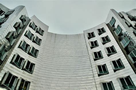 Gehry entworfene, weiße, futuristische gebäude gehört zum wohl bekanntesten büroensemble düsseldorfs und befindet sich in unverbaubarer wasserlage des medienhafens, eine der besten büroadressen der stadt. Neuer_Zollhof_Duesseldorf