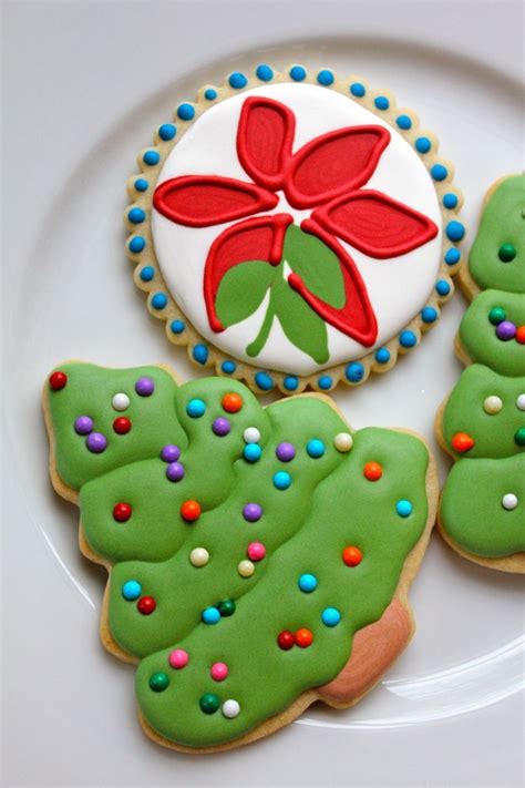 We decorated the cookies with white, red and green coarse sanding sugar, sometimes called pearlized sugar, but you can feel free to swap in plain confectioners'. 1691 best cookies Christmas images on Pinterest | Decorated cookies, Christmas cookies and ...