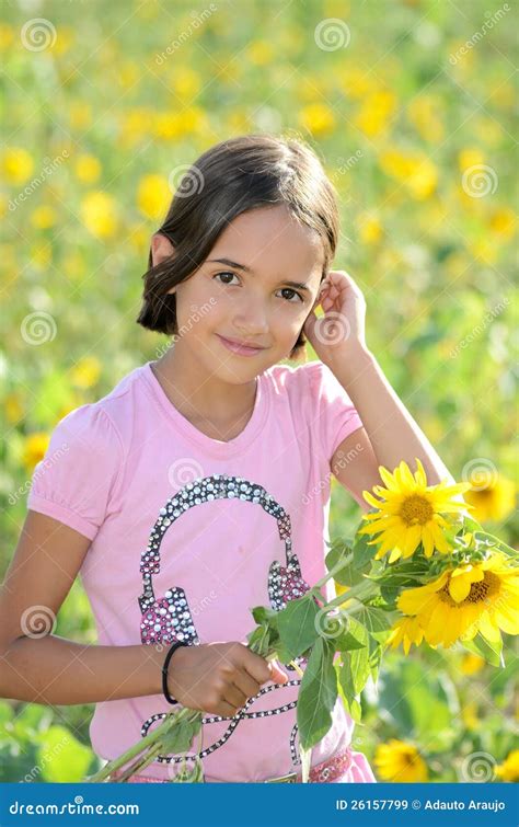 Девушка в саде стоковое изображение изображение насчитывающей дочь 26157799