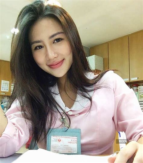 Popular Nurse Carina Linn Clicks A Candid Selfie Photogallery