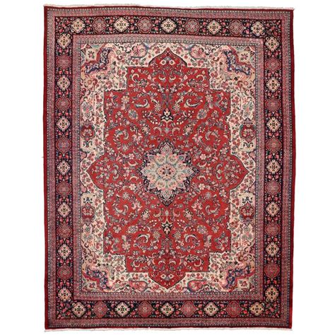 It figures in key movements in european art, from renaissance grotesques to rococo interiors, on through art nouveau and beyond. Vintage Persian Mahal Rug with Arabesque Art Nouveau Style ...