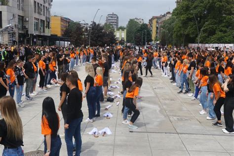 Oko Petsto Maturanata šabačkih Srednjih škola Je Tačno U Podne Na Trgu