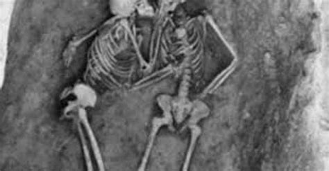2800年のキスに永遠の愛を感じる生き埋めのカップルが発見された時の姿とは・・・ まとめいく [ Matomake ]