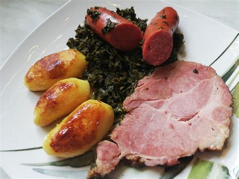 Grünkohl mit Kasseler Kohlwürsten und Schweinebacke dazu süße