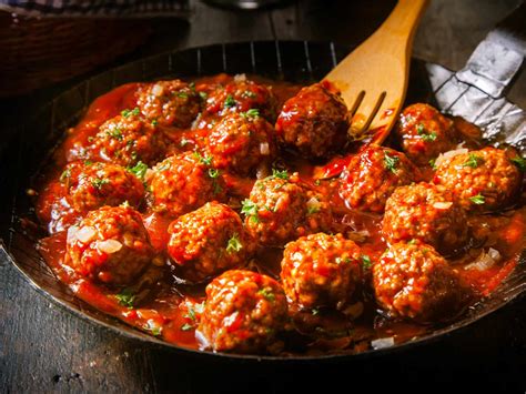 Clean the prawns and boil them. How to make meatballs - Saga
