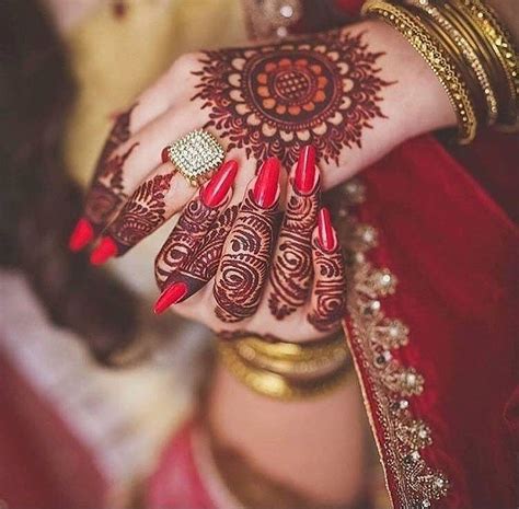 The glamorous back hand mehndi design has been made just for those girls who are desirous of looking beautiful and attractive, especially on festive occasions. Latest and popular Gol Tikki Mehndi Designs with picture 2019 | Mylargebox