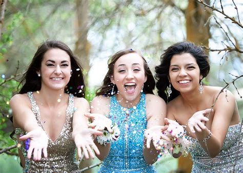 25 Prom Poses To Take With Your Friends On The Big Night Prom