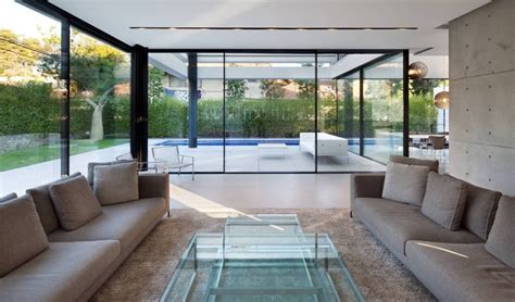 7 Inspirasi Desain Rumah Dinding Kaca Modern