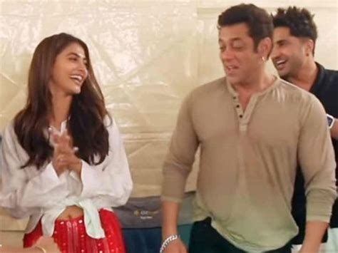 Watch Bollywood Actress Pooja Hegde Celebrates Birthday With Salman Khan On Sets Of Kisi Ka