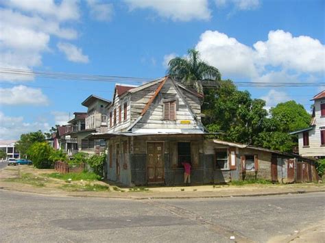 Subequatorial, feucht, mit zwei regenzeiten (von dezember bis februar und von april bis august). Surinam