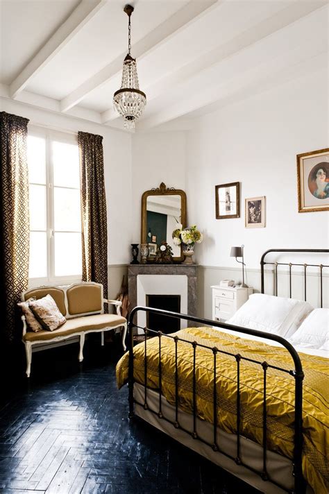 40 French Country Bedrooms To Make You Swoon Parisian Apartment Decor Vintage Bedroom Decor