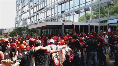 Após marcha educadores ocupam Ministério da Agricultura em Brasília MST