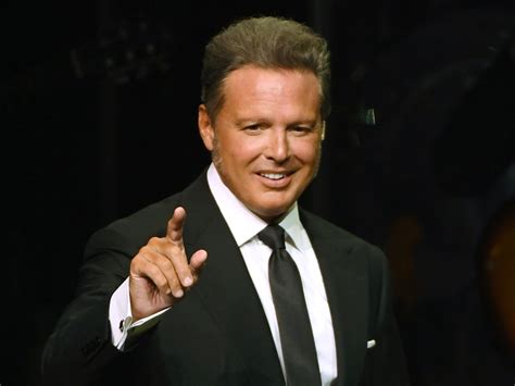 The series dramatizes the life story of mexican superstar singer luis miguel, who has captivated audiences in latin america and beyond for decades. Luis Miguel cumple 50 años confinado en un barco en Miami ...