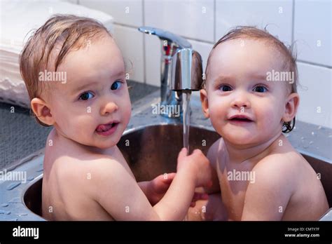 Zwei Kinder Nur Nur Kinder Stockfotos Und Bilder Kaufen Alamy