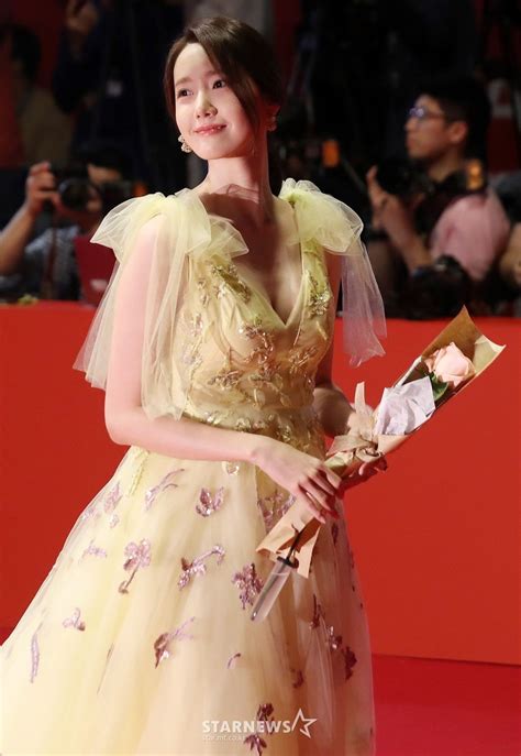 Girls Generation S Yoona Stuns Reporters And Fans Alike With Her Voluminous Figure At The Biff