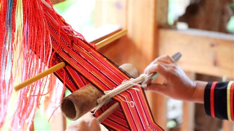Chinese Ethnic Tradition Kept Alive Lahu Peoples Weaving Cgtn