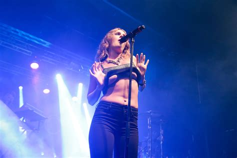 Tove Lo flashing her tits while performing in Rio de Janeiro アーティスト達の美しくセクシーな瞬間artist xnews