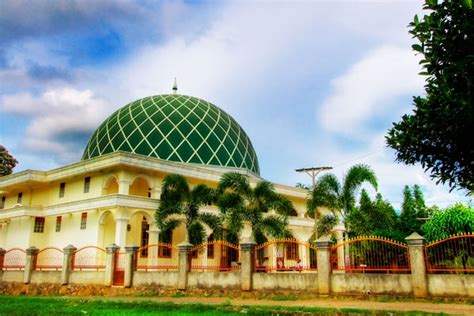 Kajian lapangan di kuala terengganu tentang kepelbagaian rumah ibadat di malaysia. Bahasa Indonesia