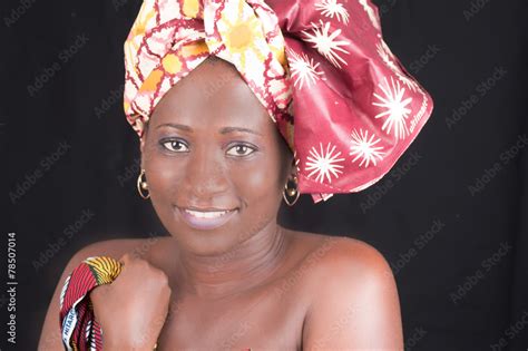 Jeune Femme Africaine Souriante Nue Moiti Stock Photo Adobe Stock