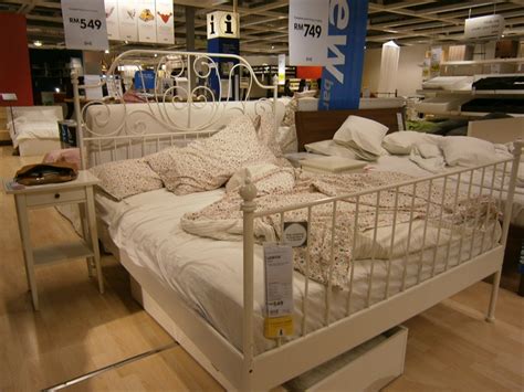 Katil kayu 2 tingkat ini sesuai digunakan untuk 3 orang dalam satu masa. Harga Set Bilik Tidur Ikea | Desainrumahid.com