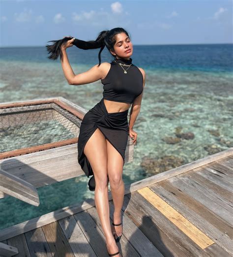 Divya Bharti Glamorous Clicks In Black Az7am