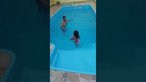 Aprendendo A Nadar Com O Papai Youtube
