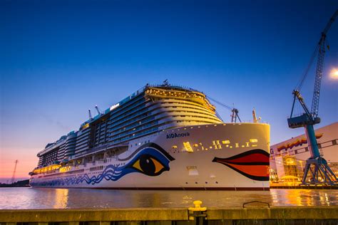 Die aida nova ist eines der größten kreuzfahrtschiffe der welt. AIDAnova zur blauen Stunde Foto & Bild | schiffe und ...