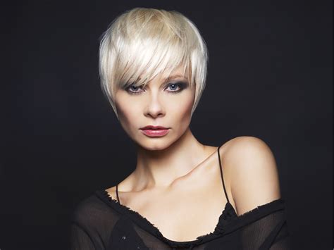 Short Blonde Hairstyle That Fits The Shape Of The Head Point Cut Tips