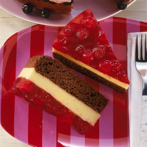 Für den rote grütze kuchen fruchtbelag die speisestärke mit 3 esslöffel kaltem wasser anrühren. Rote-Grütze-Torte Rezept | Küchengötter
