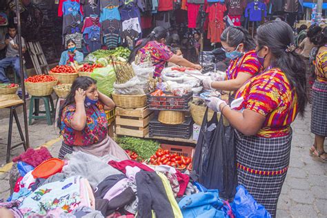 AGIMS entregó mascarillas reutilizables a vendedoras del mercado de San