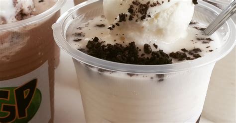 Masukkan ketulan ice cube santan, ice cube air kelapa dan isi kelapa di dalam pengisar. Nak tak belajar cara buat coconut shake sedap di rumah?