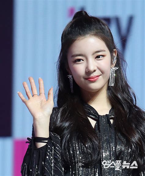 162 cm (5 ft 3¾ in) weight: 줌 in 포토+ '귀엽고 깜찍' 리아..."ITZY 비밀병기!"