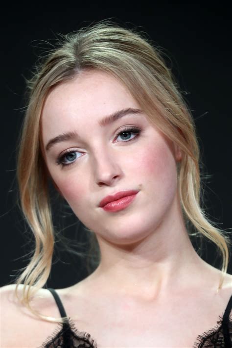 Phoebe dynevor is a 25 years old british actress who stars as daphne in the netflix series, bridgerton. Phoebe Dynevor Photos Photos - 2017 Winter TCA Tour - Day 9 - Zimbio