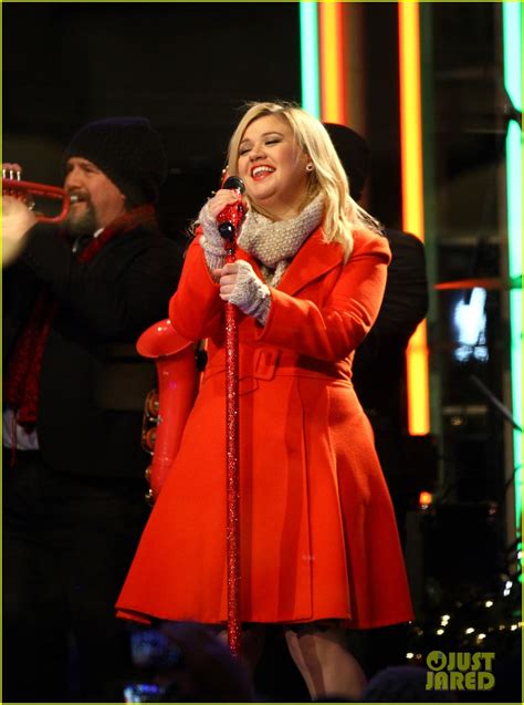 Photo Pregnant Kelly Clarkson Is Wrapped In Red For Christmas Taping Photo Just