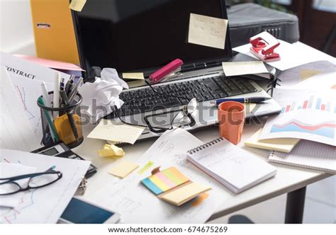 Confuso E Desordenado Office Desk Foto Stock 674675269 Shutterstock