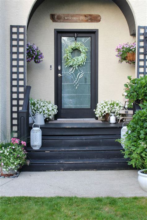 For a small front porch we have some cool ideas might help you to decorate it with style. Summer Front Porch Decorating Ideas - Clean and Scentsible
