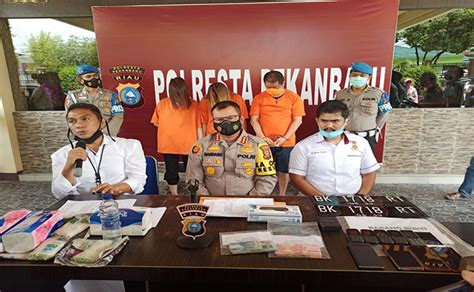 Cara jual logam mulia di toko emas agar untung. Dihipnotis Warga China, Cece Yusni Ambil Uang di Toko, ATM dan Emas di Rumah