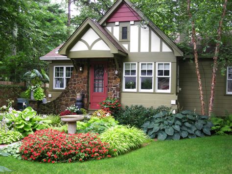 Landscape design ideas to transform your backyard or front yard. Front Yard Landscaping Ideas | InteriorHolic.com
