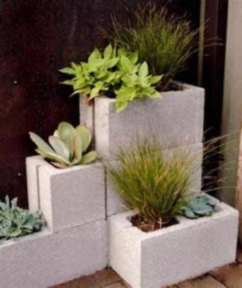 Dale un toque nuevo a tu hogar con estas adorables ideas para decorar con bloques de cemento, que son económicas y fáciles de llevar a cabo. Bloques | Hacer jardineras, Jardines, Jardines verticales