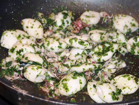 Petits calamars sautés à l ail et au persil Les recettes de Virginie