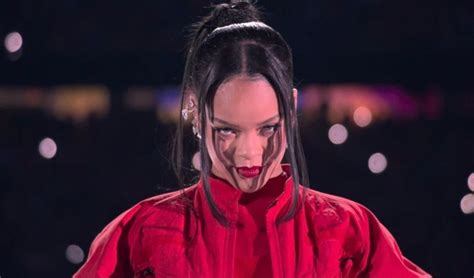 Rihanna Con Brillos Y Transparencias Presumió Su Embarazo En Los Oscar