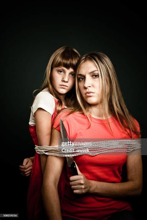 Mère Et Fille Ligoté Avec Une Corde Photo Getty Images