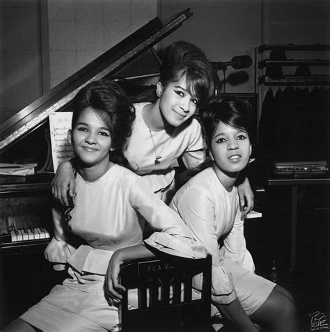 30 Fascinating Vintage Photographs Of The Ronettes In The 1960s