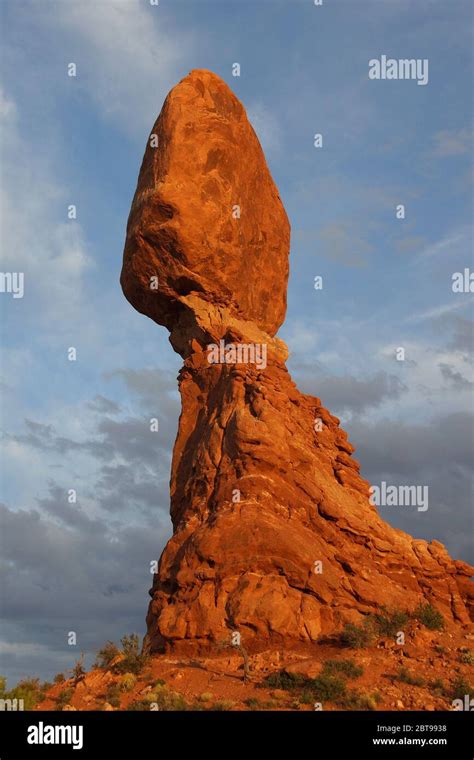 Balanced Rock In The Arches Nationalpark In Utah Stock Photo Alamy