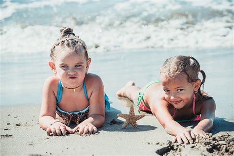 Дети нудисты с родителями нудистами на пляже для нудистов фото